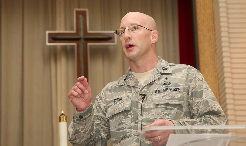 Capelão Curtiz Cizek afirma que foi demitido por acusações infundadas de que teria pregado uma mensagem de ódio contra a homossexualidade. (Foto: Chaplain Curtis Cizek - Site oficial)