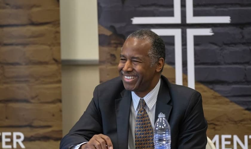 Secretário Dr. Ben. Carson visita prestadores de serviços para moradores de rua, em Detroit, Michigan, em agosto de 2020. (Matthew Koenig / Kalamazoo Gospel Ministries)