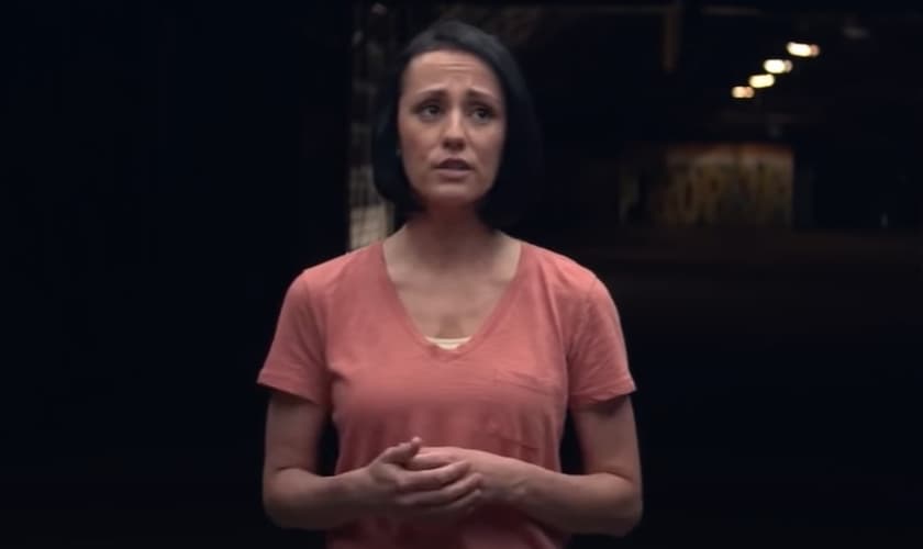 Aisha compartilhou seu testemunho em um vídeo para o canal StrongTower27, no YouTube. (Imagem: Reprodução)