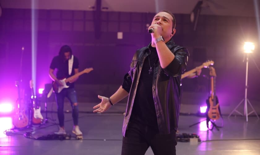 Davi Sacer está lançando seu novo EP "Um Pedido". (Foto: Clara Almeida / Divulgação)