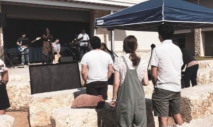 Hope Community Church realiza um culto ao ar livre durante a pandemia Covid-19. (Foto: Reprodução / Hope Community Church)