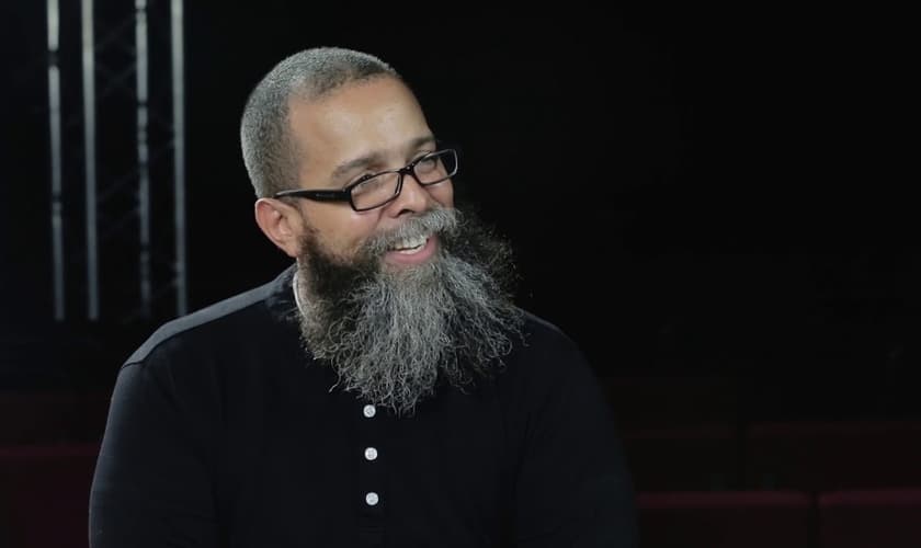 Alexander Pagani relata seu testemunho e transformação em Jesus. (Foto: Reprodução / YouTube)