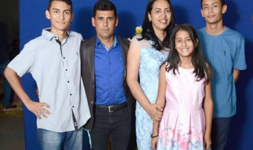 A começar pela mãe, família teve vida transformada após leitura de devocional. (Foto: Divulgação)