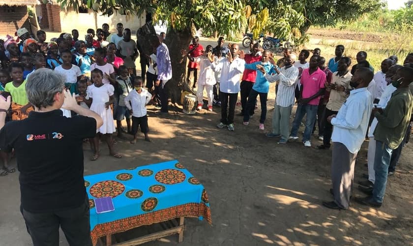 Pastor e missionário Elias Caetano pregando na aldeia de Chizizira, em Moçambique. (Foto: Missão Mãos Estendidas)