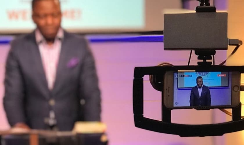 O pastor Daniel Mateola estava transmitindo um culto online quando policiais chegaram ao local. (Foto: Kingdom Faith Church USA & UK)