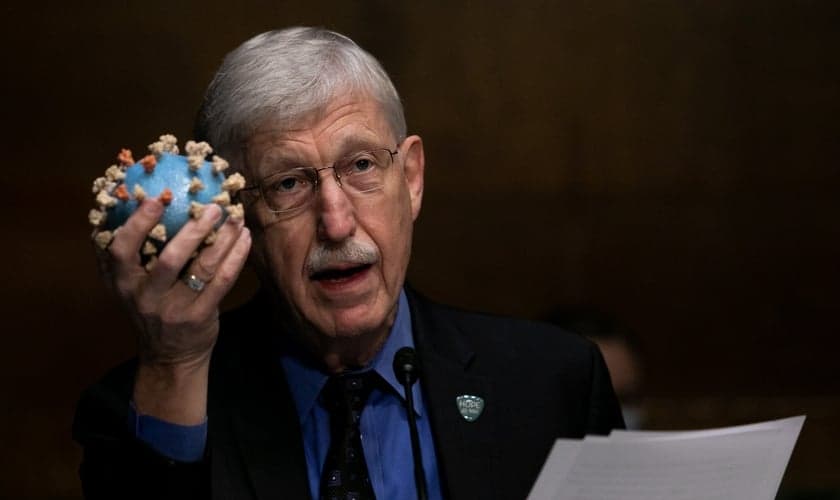 O diretor dos Institutos Nacionais da Saúde dos EUA, Francis Collins, segura um modelo do coronavírus em audiência sobre vacina no Senado americano. (Foto: Graeme Jennings-Pool/Getty Images)