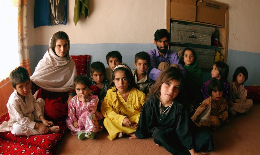Família da tribo pashtun em sua casa em Cabul, no Afeganistão. (Foto: Bethann Hunt/USAF)