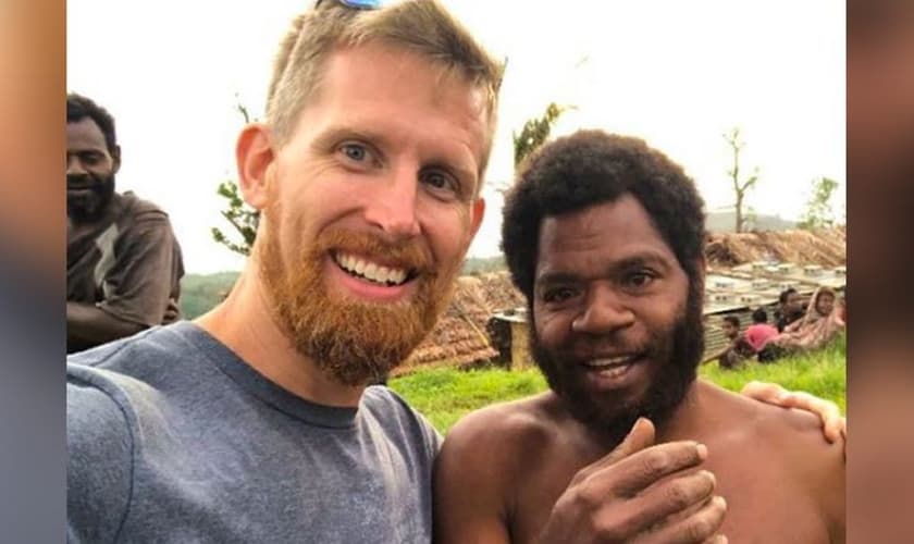 Sam Paris, missionário AGWM em Vanuatu com o chefe da tribo local, que foi curado após oração. (Foto: Reprodução / AG News)