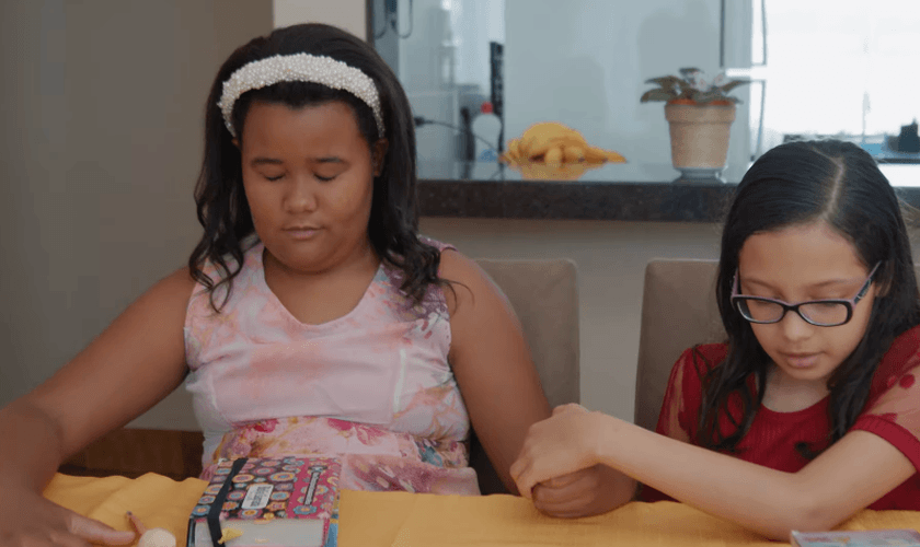 Isabela Melo e Gabriela Souza, ambas de 9 anos, durante estudo bíblico. (Foto: YouTube/Adventistas Sudeste)