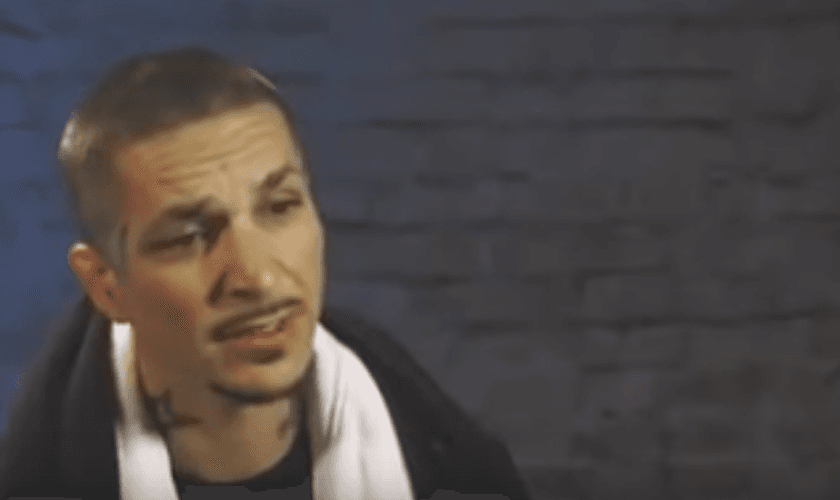 Cesar Carballo relata seu testemunho de vida. (Foto: Reprodução / YouTube)