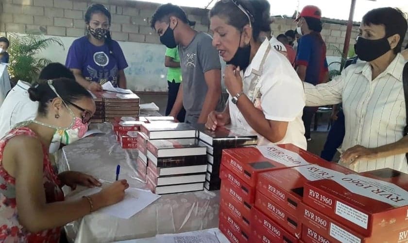 LifeWay Christian Resources doou quase 30.0000 cópias da Bíblia em espanhol “Reina Valera” (RVR). (Foto: Reprodução / BP Press)