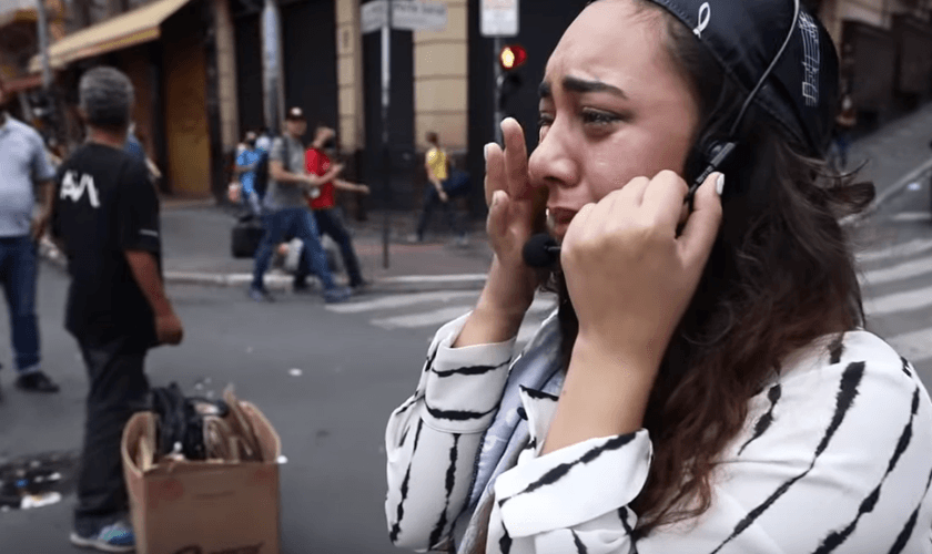 Julia Daniel prega na Rua 25 de Março, centro comercial popular de São Paulo. (Foto: Reprodução / YouTube)