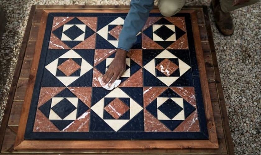 Réplica do piso, recriado por arqueólogos, em Jerusalém. (Foto: reprodução / WionNews)