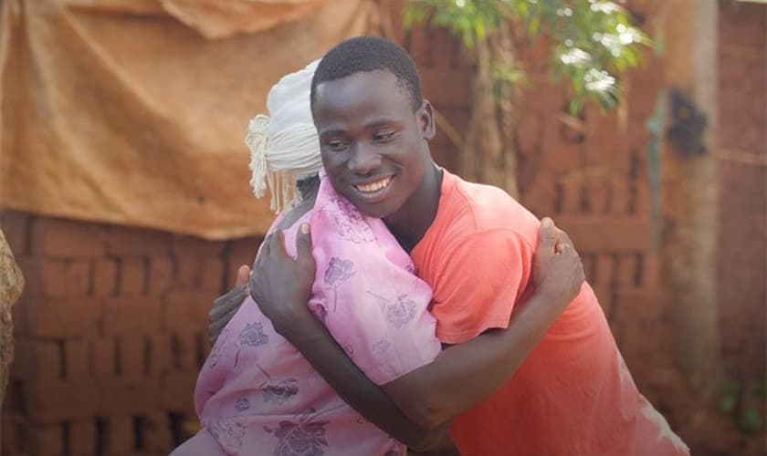Charles abraça sua mãe Jessica: juntos, eles vivem uma nova perspectiva com Jesus. (Foto: Reprodução / Amazina)