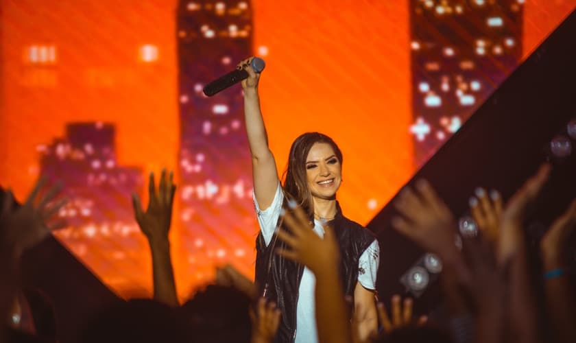 Camila Campos está lançando o EP "Fé, Esperança & Amor" - Vol. 1. (Foto: Rodney Machado)