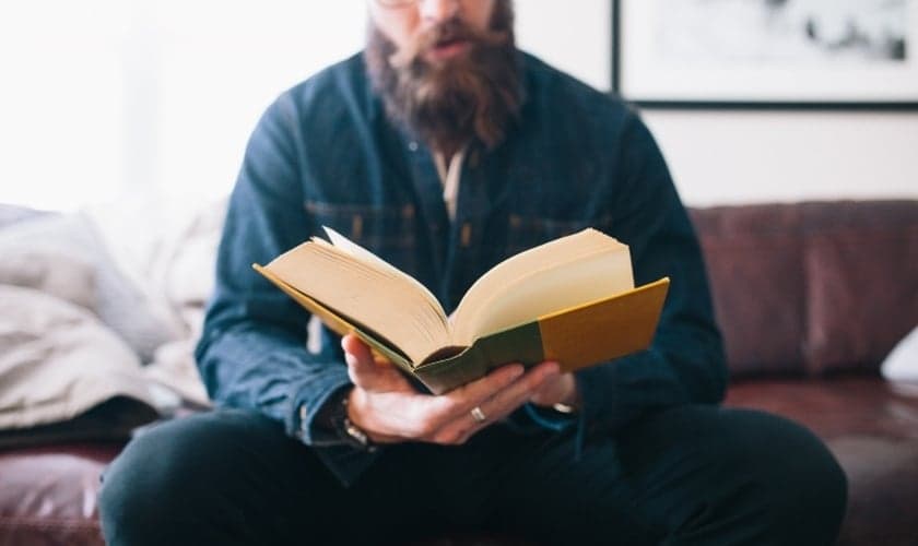 Imagem ilustrativa de homem durante leitura. (Foto: United Church of God)