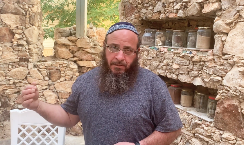 Yoni Tzadok dirige uma escola que prepara sacerdotes para o Terceiro Templo. (Foto: YouTube/Israel365News)