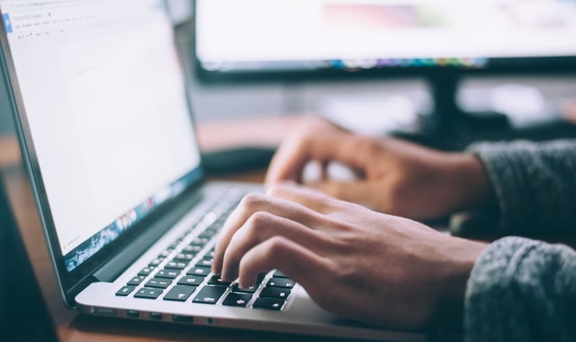 : Internet tem servido de canal para evangelização. (Foto: Glenn Carstens Peters / Unsplash)