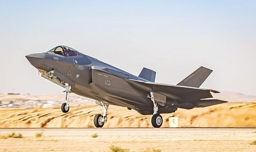 Um caça a jato F-35 na Base Aérea de Nevatim, no sul de Israel, vindo dos Estados Unidos em 14 de julho de 2019. (Imagem: Forças de Defesa de Israel)