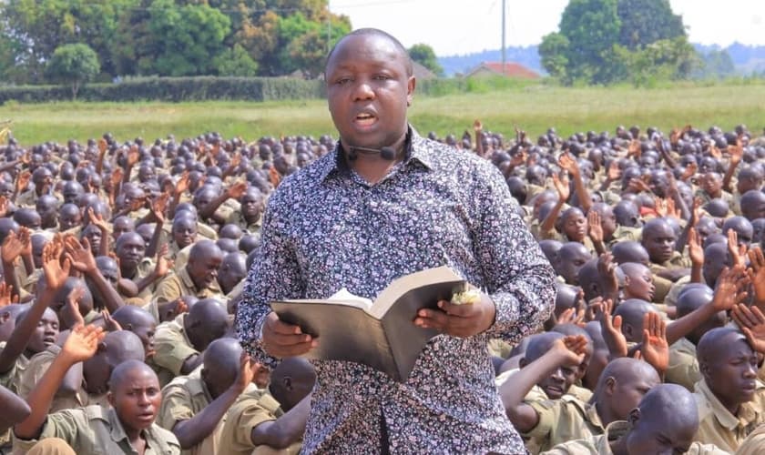 O pastor Samuel Kasigwa compartilha o Evangelho na véspera de Ano Novo com milhares de recrutas da Polícia em treinamento em Kabalye. (Foto: Reprodução / UGCN)