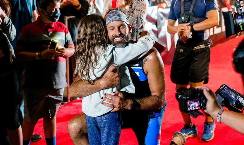 Jay Hewitt abraça sua filha, Hero, após 13 horas e 40 minutos de prova. (Foto: Jay Hewitt)
