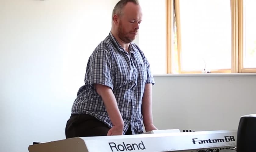 Bart Gee, que nasceu com uma deficiência chamada artrogripose, toca piano. (Foto: Reprodução / Yahoo)