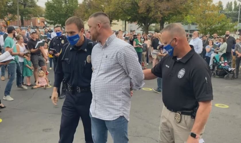 Gabriel Rench foi preso junto a outros três por não ter usado máscara enquanto cantava hinos em um culto ao ar livre, no Estado de Idaho / EUA. (Foto: Daniel Foucachon)