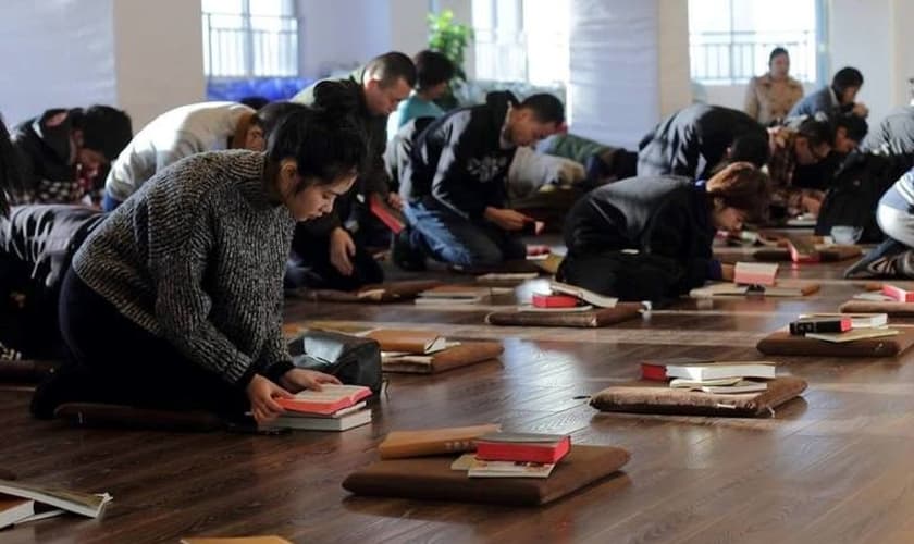 Membros da Igreja Early Rain Covenant em oração. (Foto: Reprodução / Facebook)