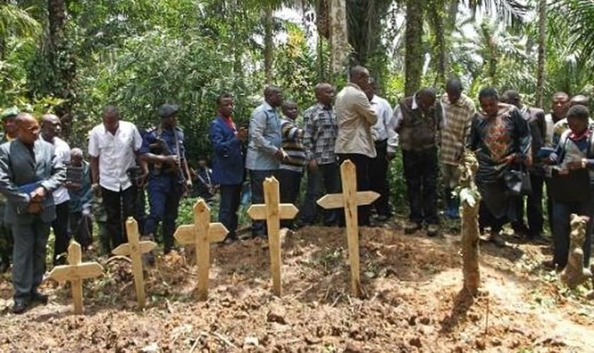 Cristãos enterram vítimas da violência provocada pelo terrorismo, próximo a Beni, na República Democrática do Congo. (Foto: AFP / KUDRA MALIRO via Getty Images)