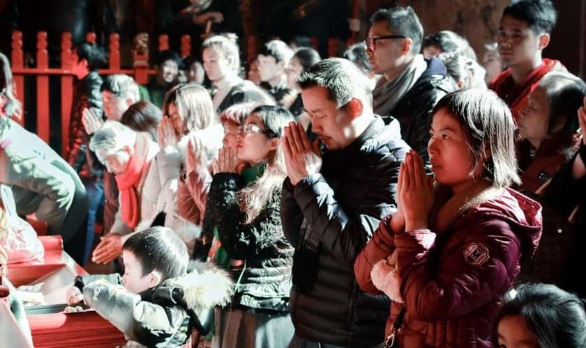 Cristãos oram em Xangai, na China. (Foto: ThewayIsee / Shutterstock)