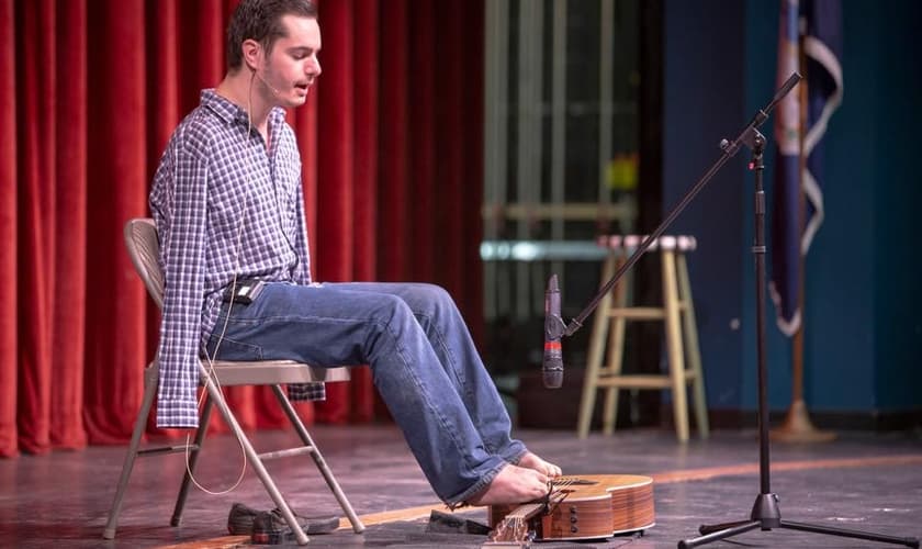 Nascido na Romênia sem os braços, George se tornou um exemplo de superação. (Foto: George Dennehy)