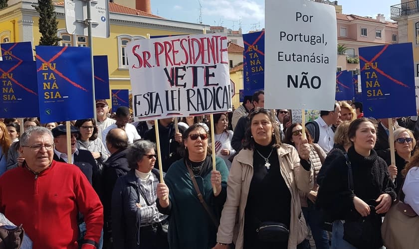 Cidadãos contrários à eutanásia pedem veto presidencial. (Foto: Reprodução / Ephemera)