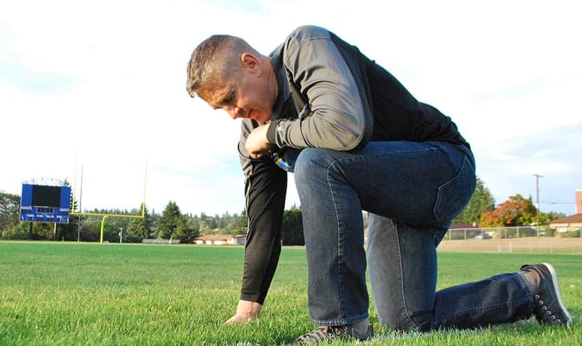 Um distrito escolar dos EUA demitiu o técnico de futebol Joe Kennedy por causa de sua oração. (Foto: First Liberty Institute)