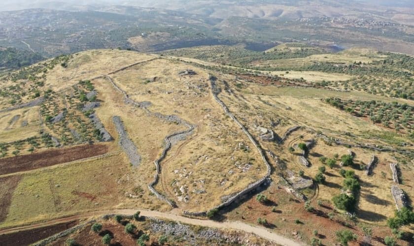 Vista aérea do local bíblico do altar de Josué no Monte Ebal, em Israel. (Foto: Shuki Levine)