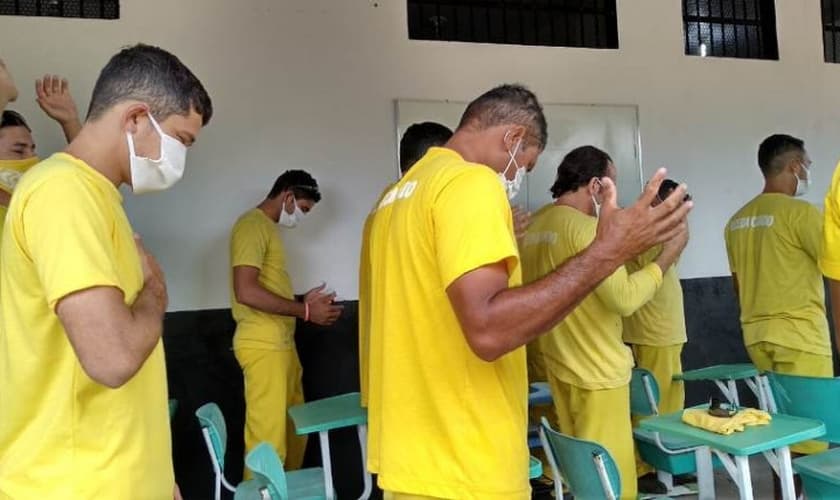 Detentos durante culto em Palmas, no Tocantins. (Foto: Shara Rezende/Governo do Tocantins)