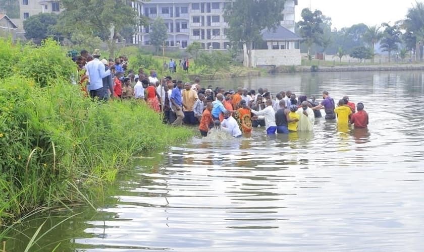 Centenas de cristãos viajaram para ser batizados. (Foto: Reprodução / UGCN)