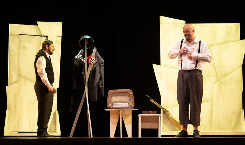 Temática do holocausto é abordada no espetáculo Guardado Em Silêncio. (Foto: CIA ALVO/Divulgação)