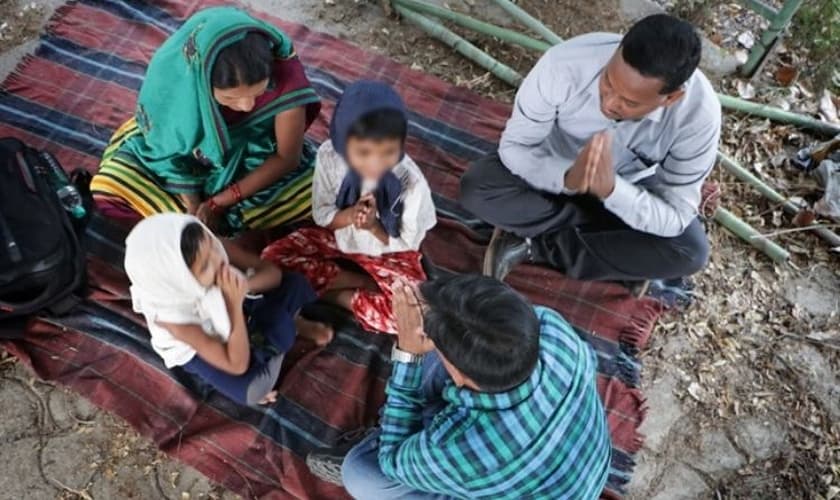 O casal Jaga Padiami e sua esposa aceitaram Jesus em dezembro de 2020 depois de serem evangelizados por missionários. (Foto: Portas Abertas/Divulgação)