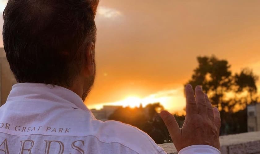 O pastor Joel Engel fala sobre os ensinos do livro de Ester. (Foto: Ministério Engel)