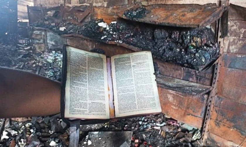 Bíblia foi encontrada intacta nos escombros do incêndio no Armazém Tem Tem. (Foto: JC 24 Horas)