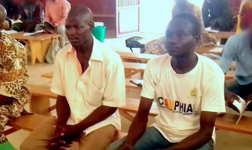 Os amigos Jonas e Joseph, professores de alfabetização assassinados em ataques do Boko Haram. (Foto: Reprodução / Sociedade Bíblica do Reino Unido)