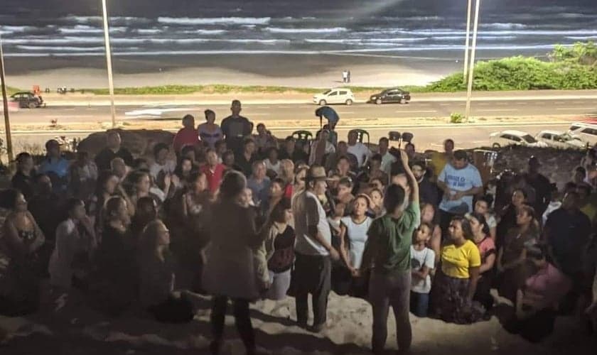 Culto de oração às segundas-feiras na Avenida Litorânea, em São Luís do Maranhão. (Foto: Reprodução / Imparcial)