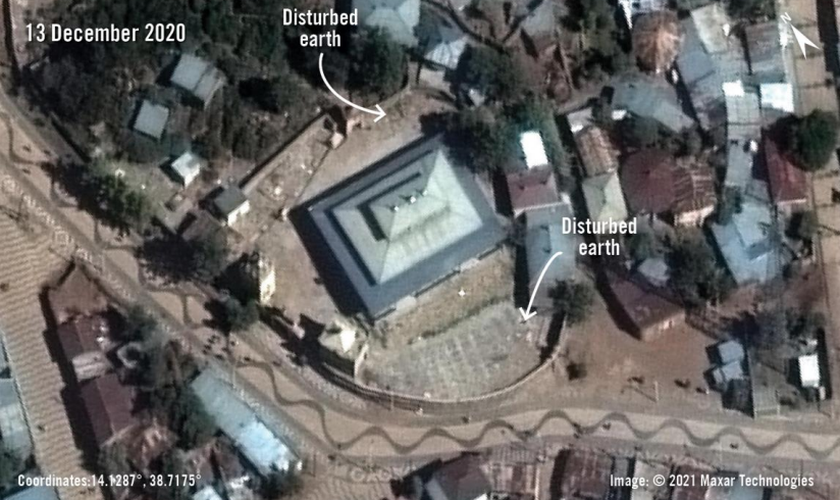 Imagens de satélite revisadas pela Anistia Internacional mostram solo alterado em torno de duas igrejas da Etiópia, indicando um enterro em massa no local. (Foto: Maxar Technologies)