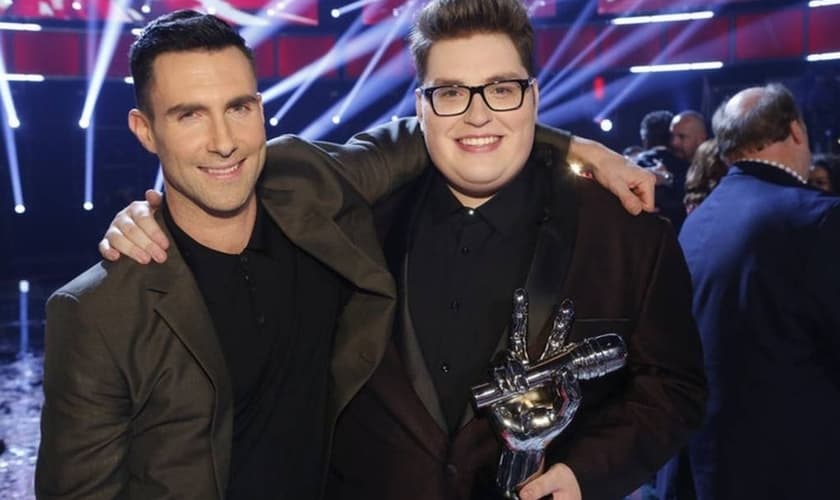Adam Levine, um dos jurados do The Voice EUA, e Jordan Smith. (Foto: Divulgação/Trae Patton/NBC)