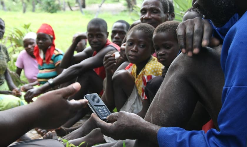 O jovem Koikai aprendeu a Palavra de Deus em áudio. (Foto: Kenya Hope)