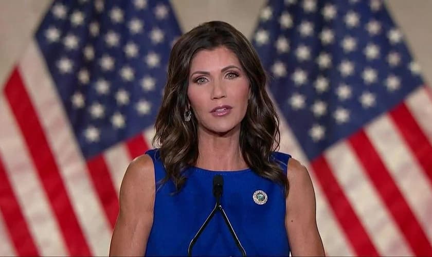 A governadora da Dakota do Sul assinará lei que impede a participação de homens biológicos em esportes femininos. (Foto: RNC / Getty Images).