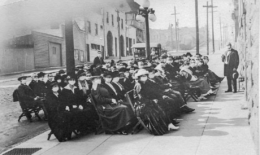 Culto ao ar livre em São Francisco durante a pandemia da Gripe Espanhola, em 1918. (Foto: Reprodução/Twitter/Marina Amaral)