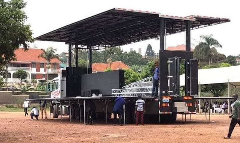 O automóvel para evangelismo é o primeiro do tipo em Uganda. Foto: Uganda Christian News).