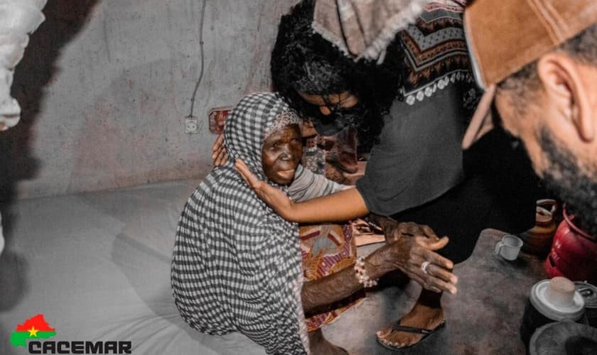 As viúvas beneficiadas nunca tinham dormido num colchão em Burkina Faso. (Foto: Israel Florentin/CACEMAR).