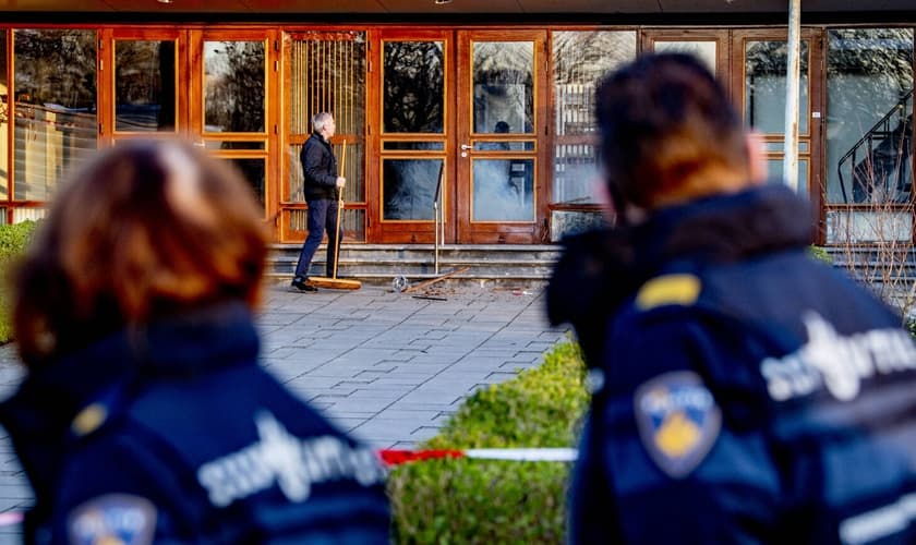 Trabalhadores limpam danos causados por uma explosão na igreja Mieraskerk, perto de Rotterdam, na Holanda. (Foto: Robin Utrecht/ANP/AFP)